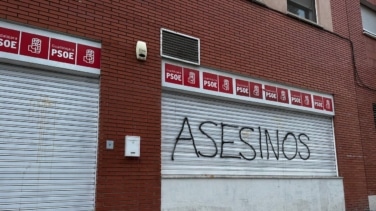 Pillan "in fraganti" a un hombre que pintaba la palabra "asesinos" en la sede del PSOE en Guadalajara