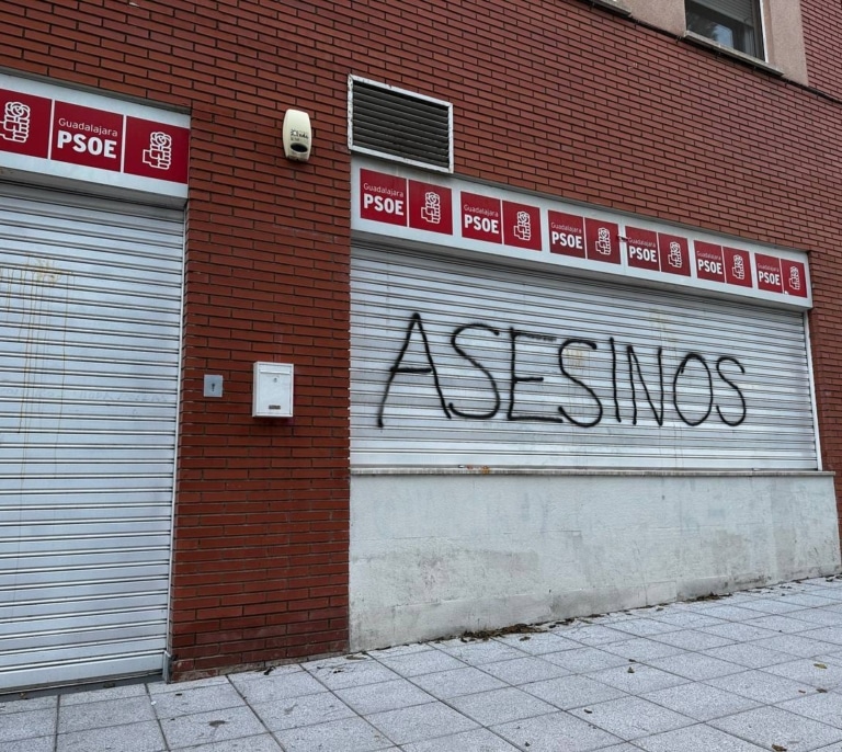 Pillan "in fraganti" a un hombre que pintaba la palabra "asesinos" en la sede del PSOE en Guadalajara