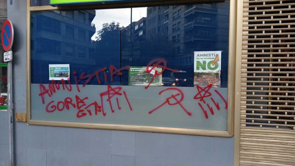 Vandalizan la sede de Vox en Cuenca con pintadas de "Gora ETA" y "amnistía"