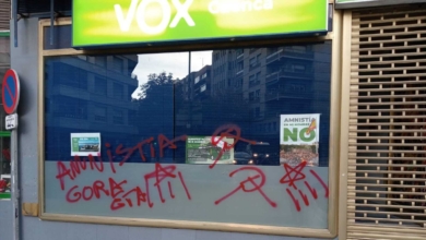 Vandalizan la sede de Vox en Cuenca con pintadas de "Gora ETA" y "amnistía"