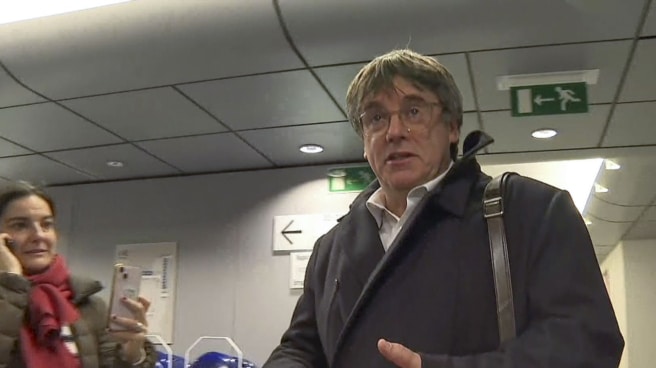 BRUSELAS (BÉLGICA), 03/11/2023.- El expresidente de la Generalitat, Carles Puigdemont, a la salida de la reunión "interna" con el secretario general de JxCat, Jordi Turull, y la portavoz de la formación en el Congreso, Míriam Nogueras, en su despacho del Parlamento Europeo en Bruselas. EFE/ EFETV El expresidente de la Generalitat Carles Puigdemont, a la salida de la reunión "interna" en Bruselas este 3 de noviembre de 2023.