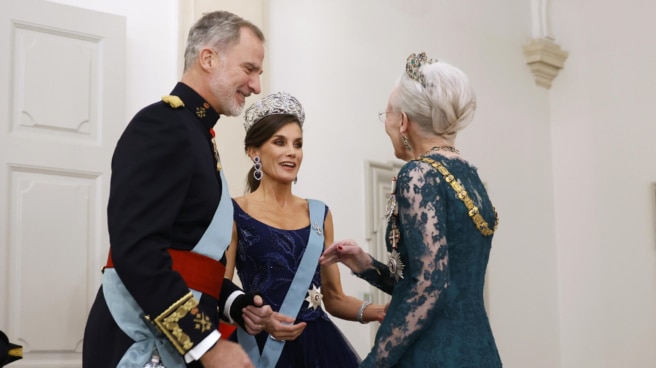 Los Reyes son recibidos por la reina Margarita de Dinamarca en el palacio de Christiansborg, en Copenhague Los Reyes son recibidos por la reina Margarita de Dinamarca en el palacio de Christiansborg, en Copenhague
