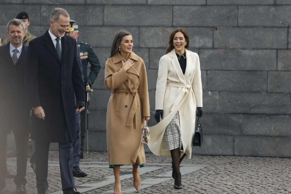 Los reyes de España junto al príncipe heredero Federico de Dinamarca y su esposa, Mary Donaldson (d), tras el homenaje a los soldados caídos en la Ciudadela, Copenhague