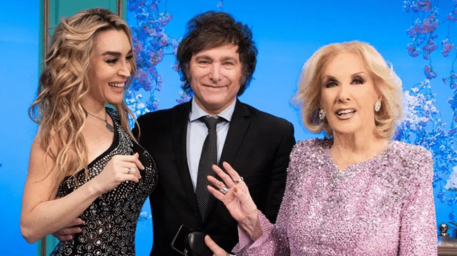 Fátima Flórez y Javier Milei posan con Mirtha Legrand tras su entrevista Fátima Flórez y Javier Milei posan con Mirtha Legrand tras su entrevista