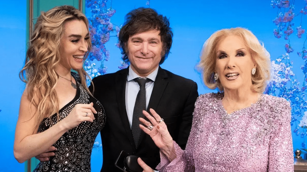 Fátima Flórez y Javier Milei posan con Mirtha Legrand tras su entrevista