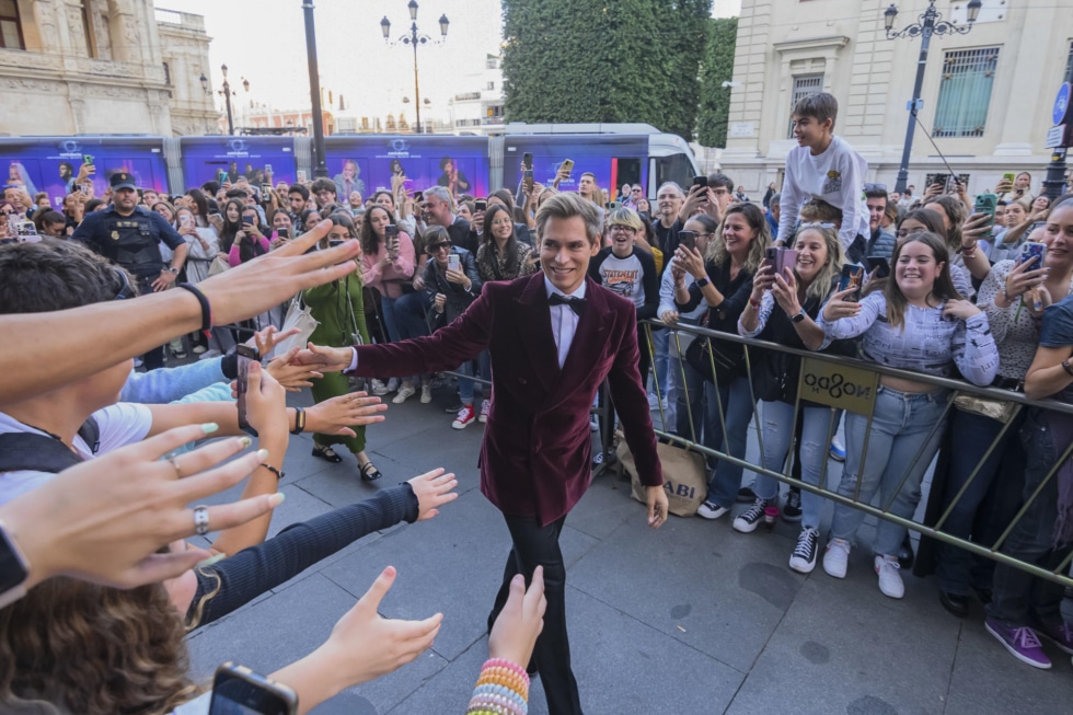 El cantante venezolano Carlos Baute saluda a los fans a la salida de su hotel del centro de Sevilla para acudir a la gala anual de los Latin Grammy