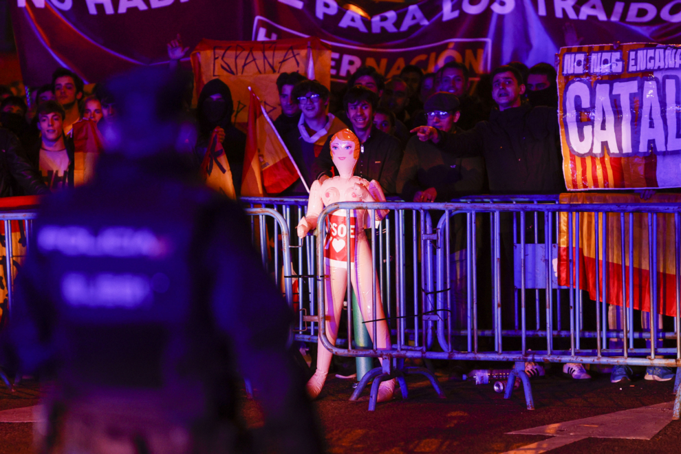 Fotografía de una muñeca hinchable con un cartel del PSOE durante una concentración contra la Amnistía y la investidura tras el debate de investidura de Pedro Sánchez este miércoles