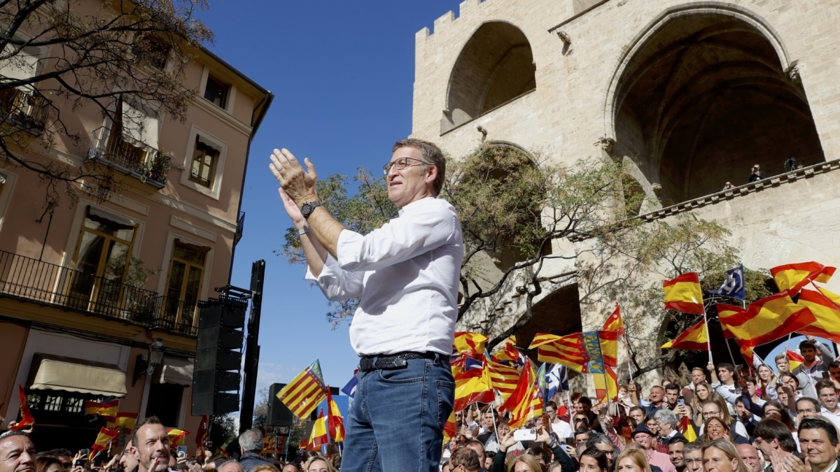 El presidente del Partido Popular, Alberto Núñez Feijóo, da un discurso durante un acto contra la amnistía del "procés" y contra un referéndum de autodeterminación en Cataluña este domingo en Valencia.