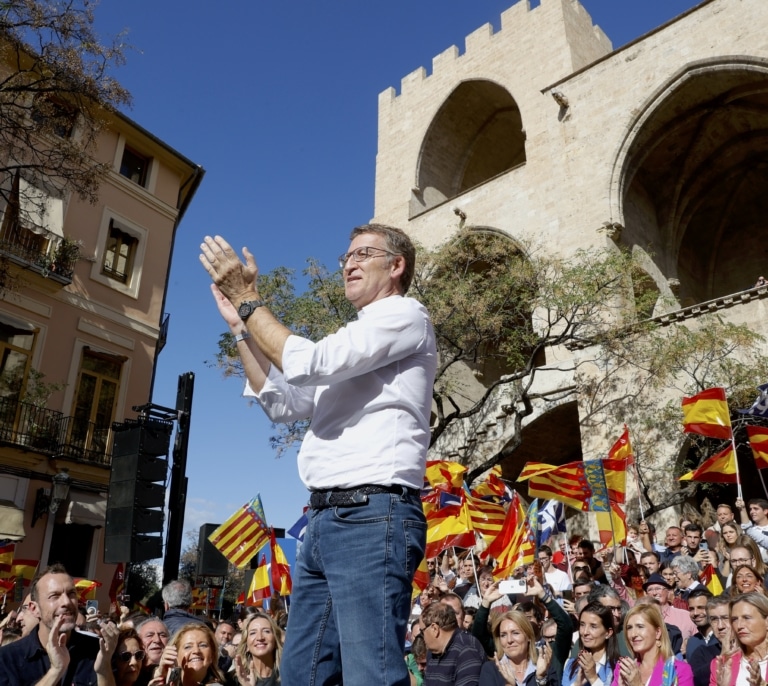 Feijóo avisa a Sánchez que "pagará en las urnas" tras un acto multitudinario en Valencia contra la amnistía