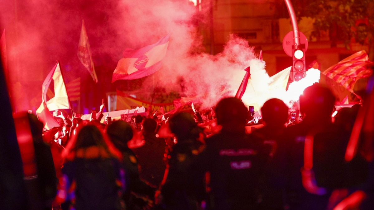 Centenares de personas participan en la manifestación convocada contra la amnistía y el Gobierno de Pedro Sánchez, investido como presidente hoy jueves, en las inmediaciones de la sede del PSOE, en la madrileña calle de Ferraz.