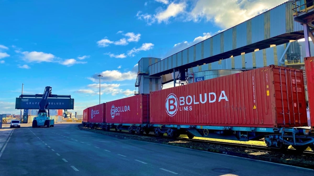 Un tren de carga en el puerto de Santander.