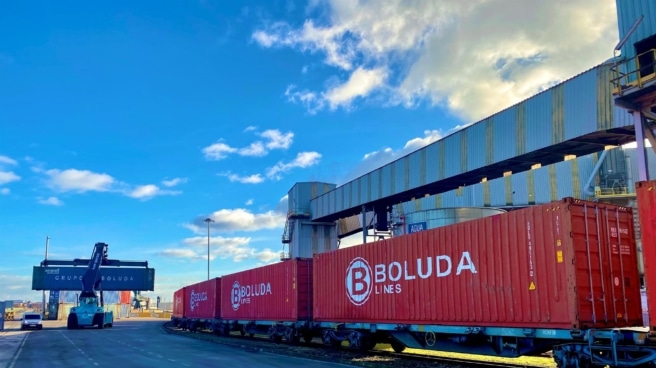 Un tren de carga en el puerto de Santander.