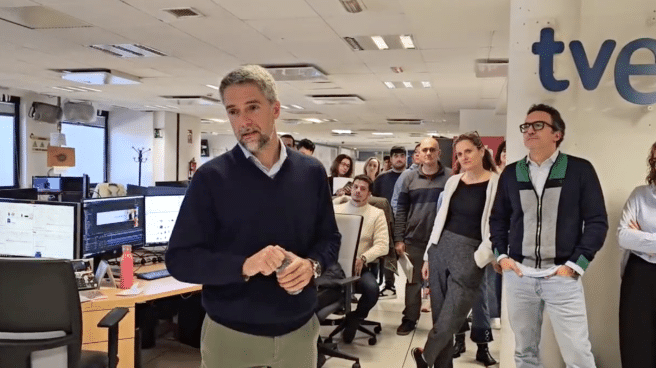Carlos Franganillo se despide rodeado de sus compañeros de la redacción de Informativos TVE (Telediario) antes de empezar como presentador de Informativos en Telecinco
