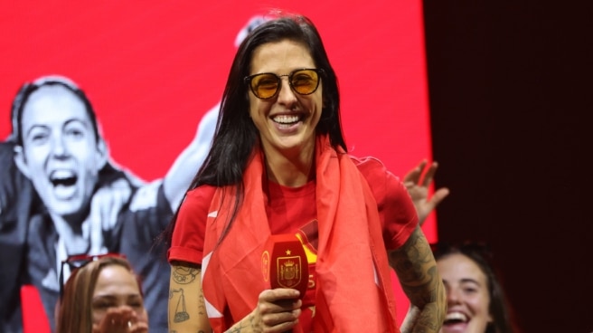 La futbolista Jenny Hermoso durante la celebración de la victoria en Madrid Río, a 21 de agosto de 2023