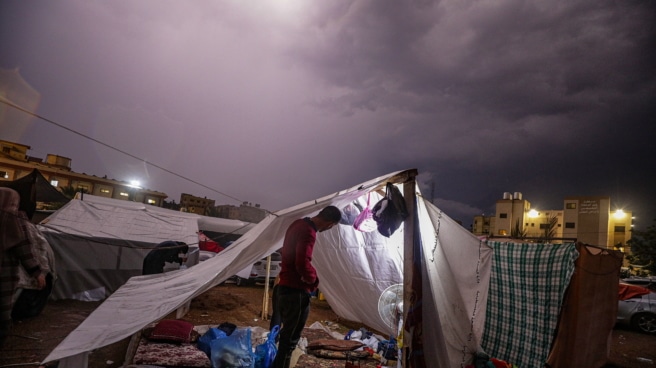 Un segundo grupo de 74 españoles salen de Gaza dirección a El Cairo Los palestinos que huyeron del norte de la Franja de Gaza preparan sus tiendas de campaña improvisadas durante una noche lluviosa