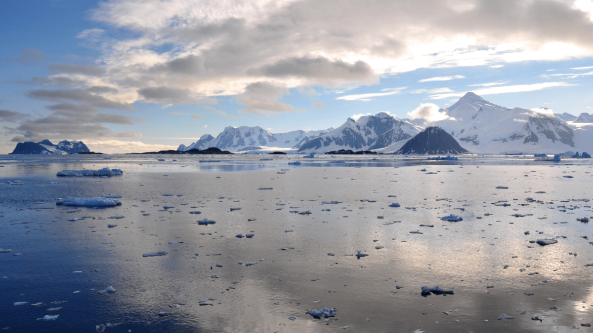 La costa montañosa y glaciar de la Península Antártica