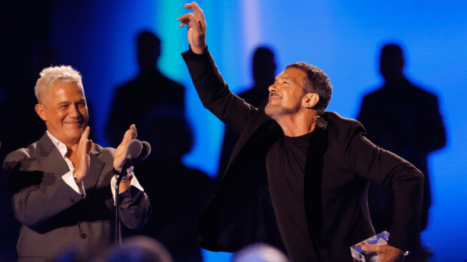 Antonio Banderas recibe en presencia de Alejandro Sanz el Premio de la Presidencia de la Academia Latina de la Grabación celebrada este jueves en Sevilla. Antonio Banderas recibe en presencia de Alejandro Sanz el Premio de la Presidencia de la Academia Latina de la Grabación celebrada este jueves en Sevilla.