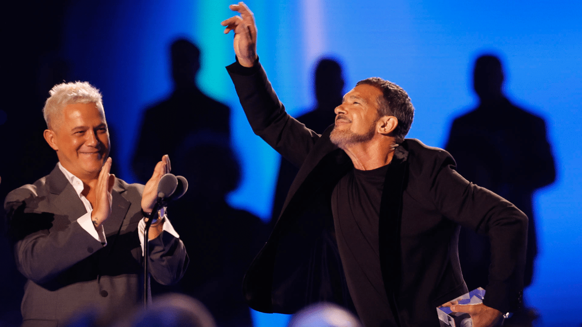 Antonio Banderas recibe en presencia de Alejandro Sanz el Premio de la Presidencia de la Academia Latina de la Grabación celebrada este jueves en Sevilla.