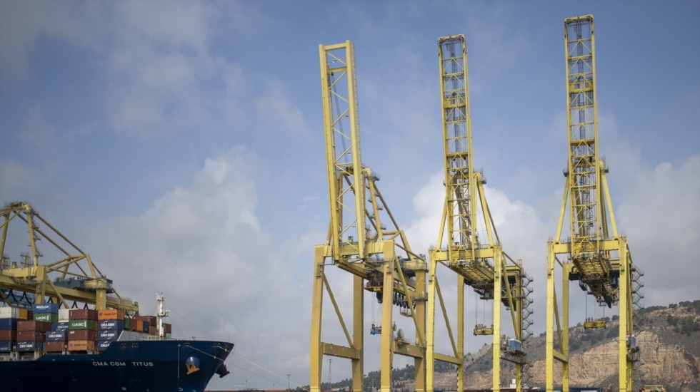 Grúas en el puerto de Barcelona