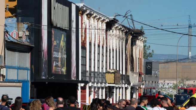 Un incendio en un cuadro eléctrico provoca el cierre de otra discoteca en Las Atalayas de Murcia Un grupo de personas frente al Teatre, en la zona de ocio de Las Atalayas