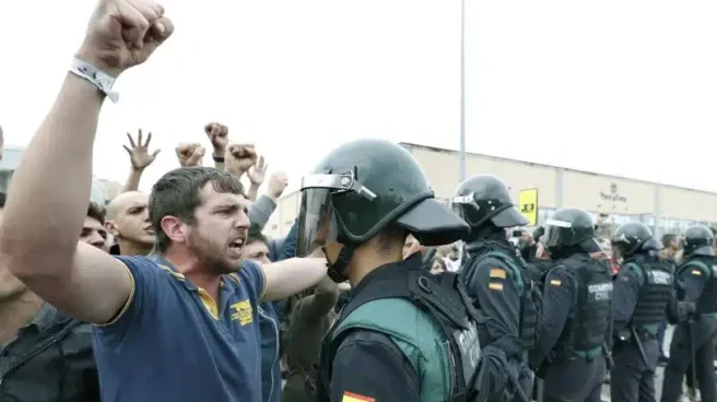 Guardias civiles frente a manifestantes en Cataluña durante el 1 de octubre de 2017 (Efe). Guardias civiles frente a manifestantes en Cataluña durante el 1 de octubre de 2017 (Efe).