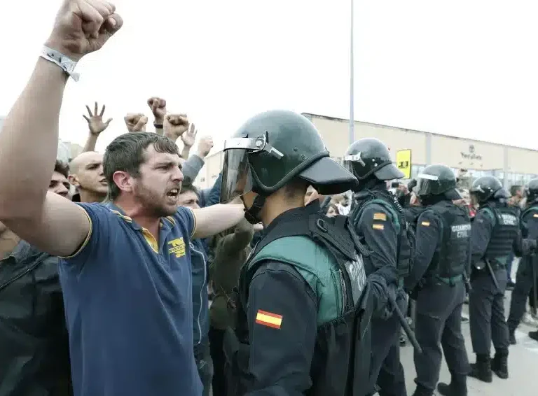 La 'amnistía ampliada' a terroristas y corruptos socava el ánimo en la Guardia Civil