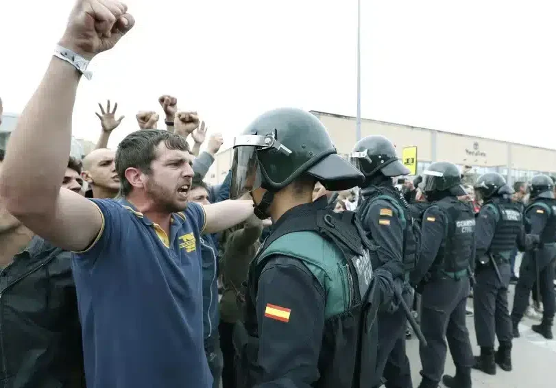 Guardias civiles frente a manifestantes en Cataluña durante el 1 de octubre de 2017 (Efe).