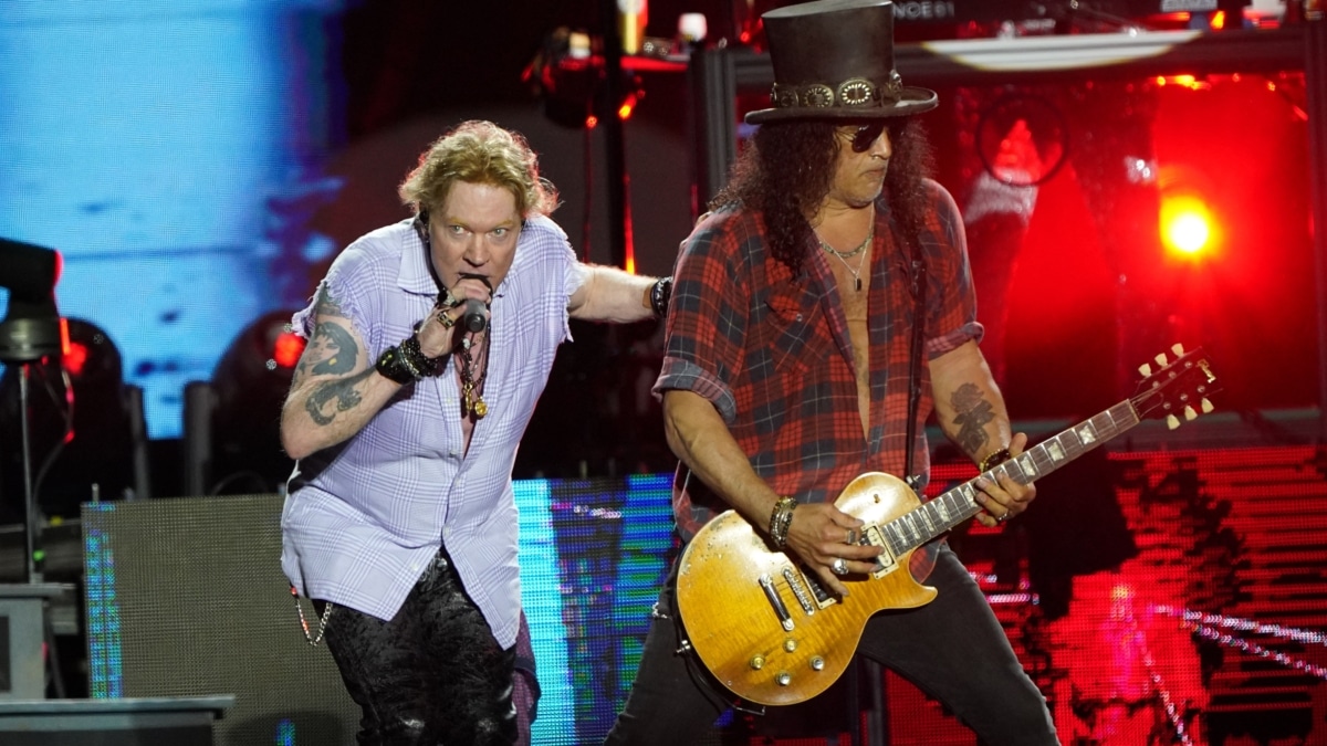 Axl Rose y Slash de Guns N' Roses actúan en el escenario Pyramid en el Festival Glastonbury