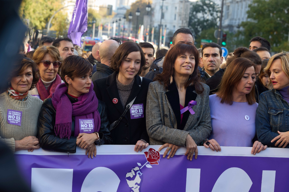 (I-D) La diputada en el Congreso y exvicepresidenta del Gobierno, Carmen Calvo, la ministra de Vivienda y Agenda Urbana, Isabel Rodríguez, la secretaria de Igualdad del PSOE, Andrea Fernández, la ministra de Igualdad, Ana Redondo, la presidenta del Congreso, Francina Armengol, y la ministra de Educación, Formación Profesional y Deportes y portavoz del Gobierno, Pilar Alegría, durante una manifestación por el 25N, a 25 de noviembre de 2023, en Madrid (España).