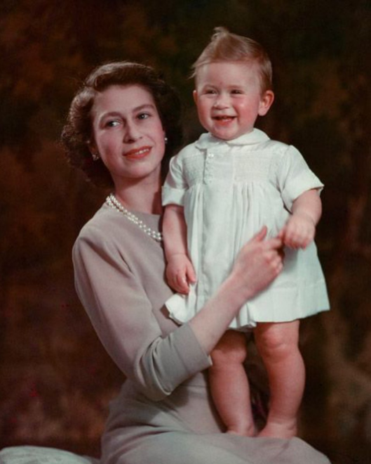 Isabel II con su hijo mayor, Carlos