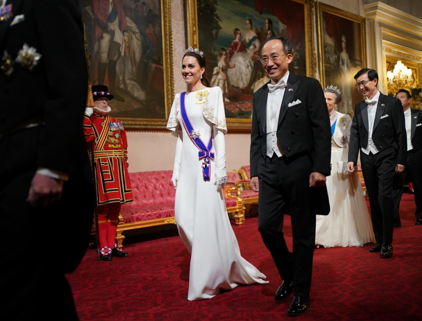 La princesa de Gales, Kate, con una tiara de la reina madre que no se veía desde hacía 90 años