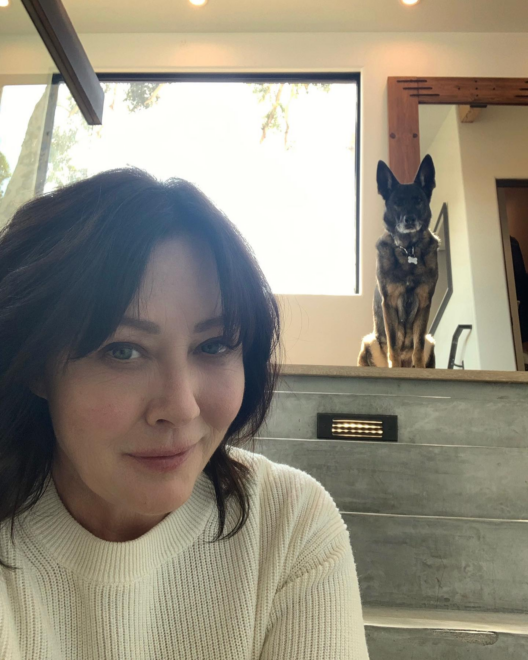 Shannen Doherty poses with her dog Bowie
