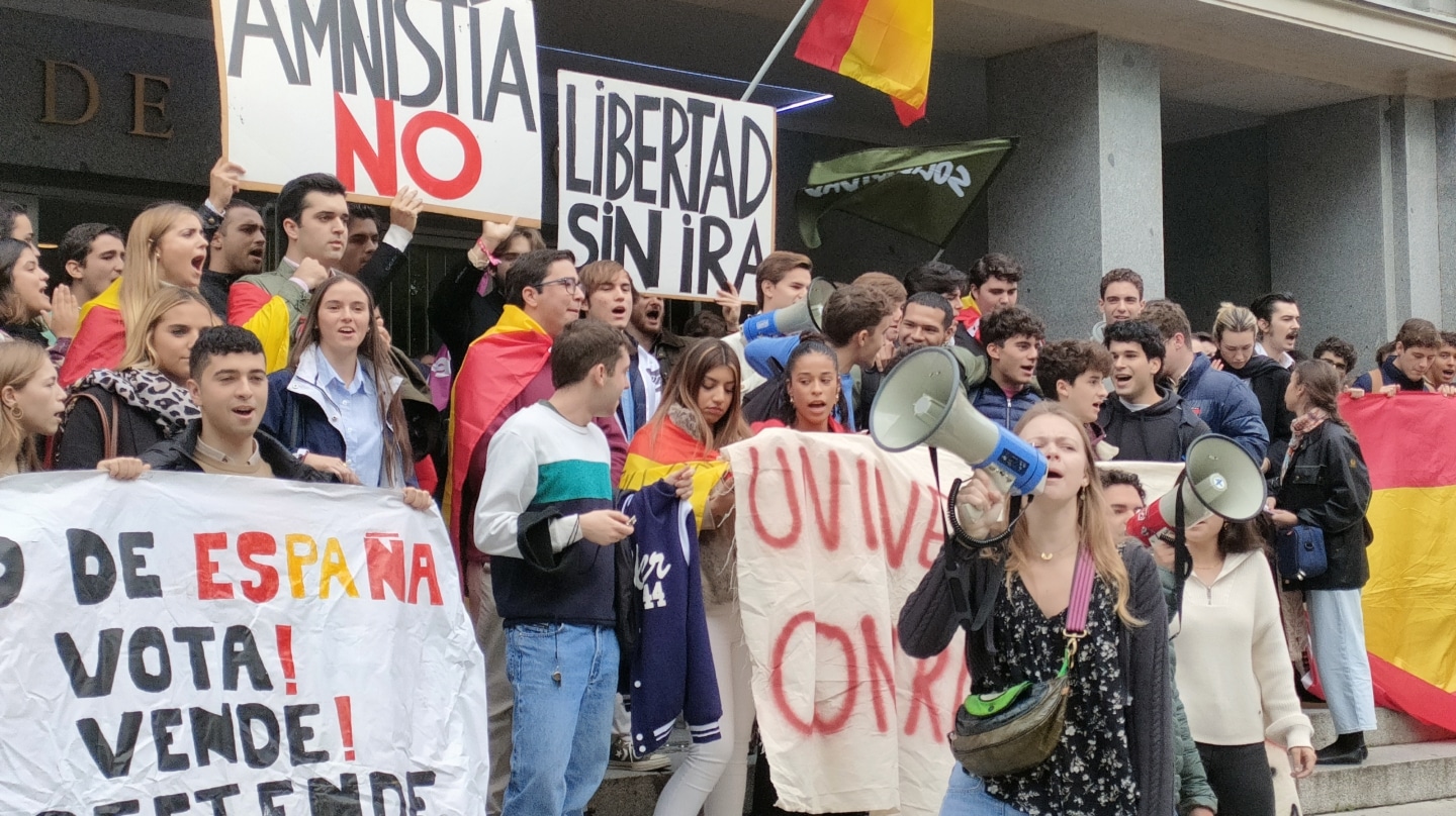 Concentración de estudiantes en la UCM para protestar contra la amnistía