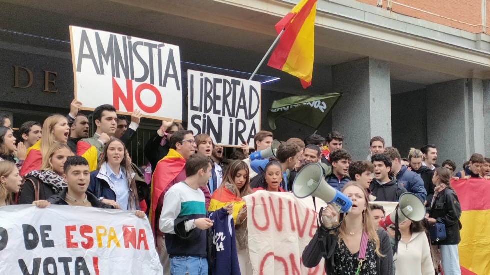 Concentración de estudiantes en la UCM para protestar contra la amnistía