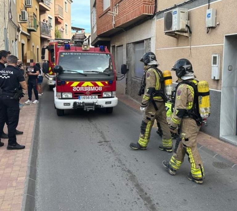 Hallados tres cadáveres, entre ellos el de un niño, en el incendio de una vivienda en Murcia