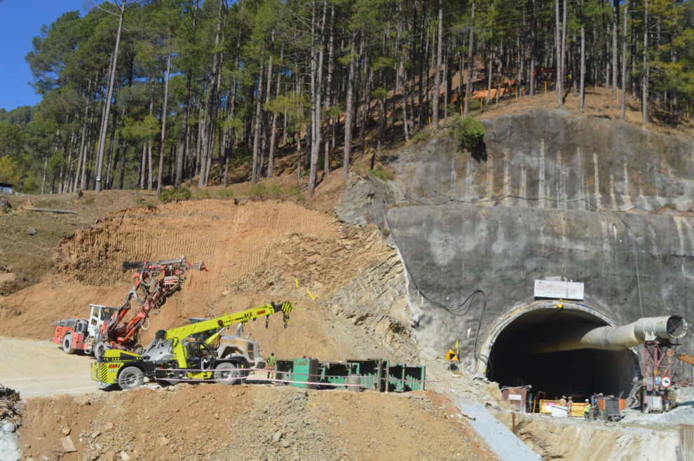 Los trabajadores de rescate continúan sus operaciones en el lugar de un túnel en construcción tras un colapso