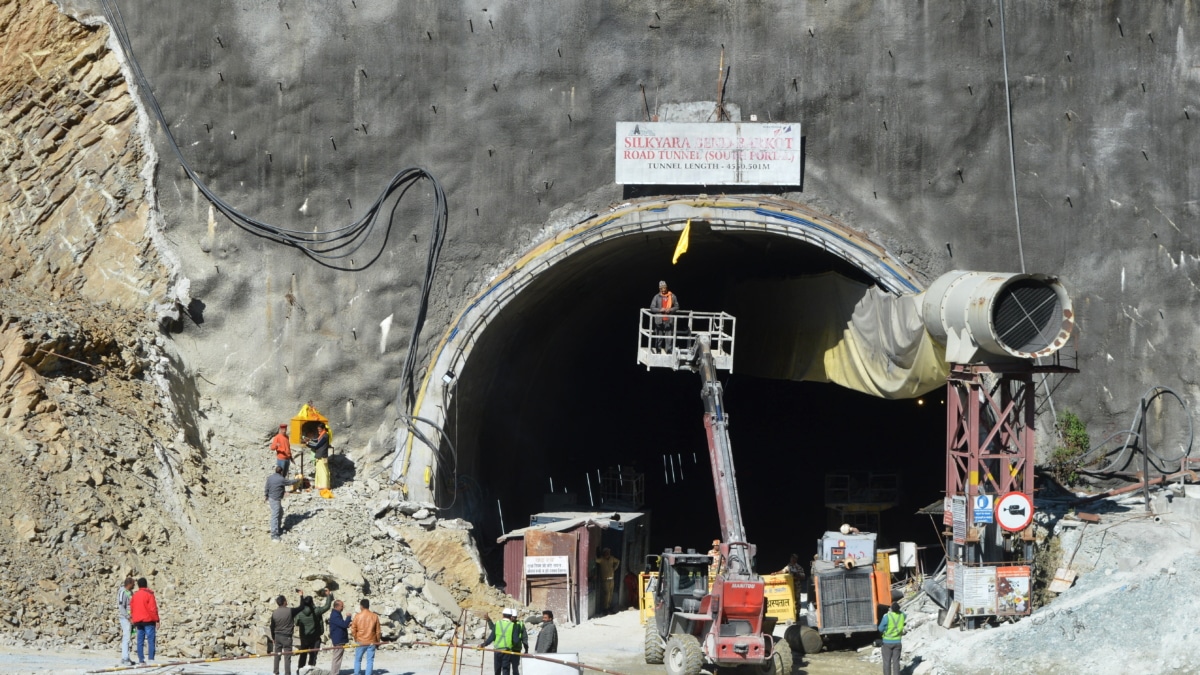 Una vista general de la boca del túnel mientras los rescatistas continúan operando en el lugar de un túnel en construcción tras un colapso