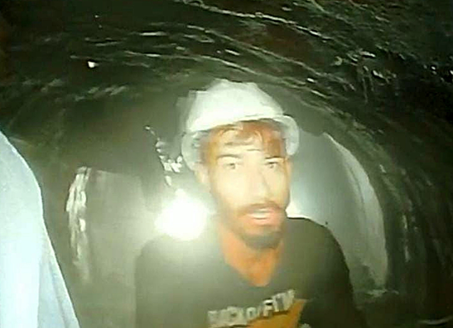 Trabajador atrapado en un túnel parado frente a una cámara enviada a través de una tubería por los rescatistas, en Brahmakhal Yamunotri