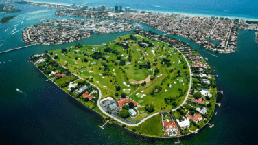 Jeff Bezos le come terreno a Julio Iglesias en Indian Creek, el búnker de los millonarios de Florida