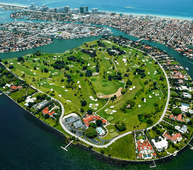 Jeff Bezos le come terreno a Julio Iglesias en Indian Creek, el búnker de los millonarios de Florida