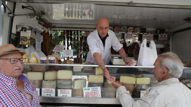 Inflación Una persona compra alimentos en un mercado de Lugo.
