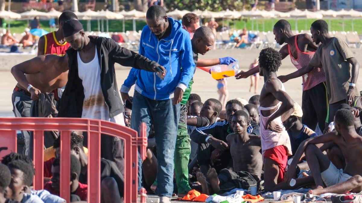 Dos cayucos con 187 personas a bordo, entre ellas 47 mujeres y nueve menores, han llegado esta madrugada y esta mañana al sur de El Hierro y de Tenerife. El buque de Salvamento Marítimo