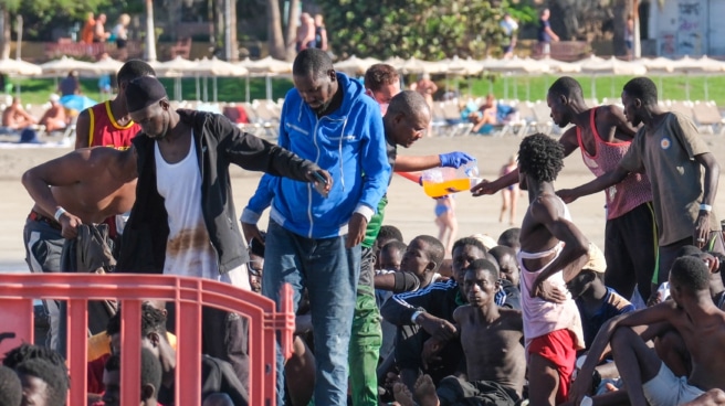 Las cifras de los migrantes llegados a Canarias baten récord: de la crisis de los cayucos a 2023 en 8 claves Dos cayucos con 187 personas a bordo, entre ellas 47 mujeres y nueve menores, han llegado esta madrugada y esta mañana al sur de El Hierro y de Tenerife. El buque de Salvamento Marítimo