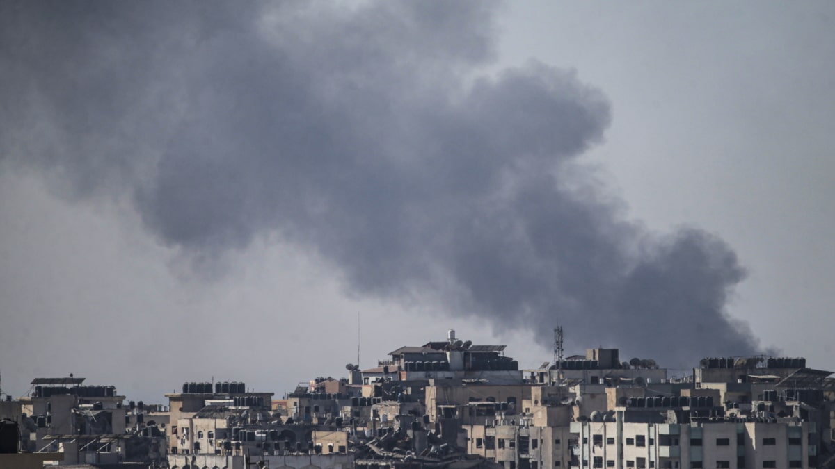 El humo se eleva tras los ataques aéreos israelíes en el barrio de Tal Al Hawa, en el norte de la Franja de Gaza, 04 de noviembre de 2023