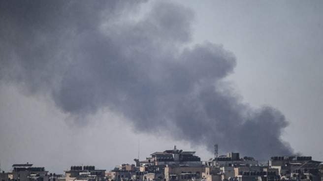 Al menos 14 muertos y decenas de heridos tras un ataque aéreo israelí contra un hospital y una escuela de la ONU El humo se eleva tras los ataques aéreos israelíes en el barrio de Tal Al Hawa, en el norte de la Franja de Gaza, 04 de noviembre de 2023