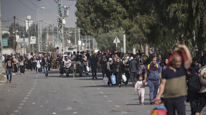 EEUU anuncia que Israel hará "pausas humanitarias" de 4 horas para permitir la salida de civiles Los palestinos que evacuan hacia el sur de la Franja de Gaza,