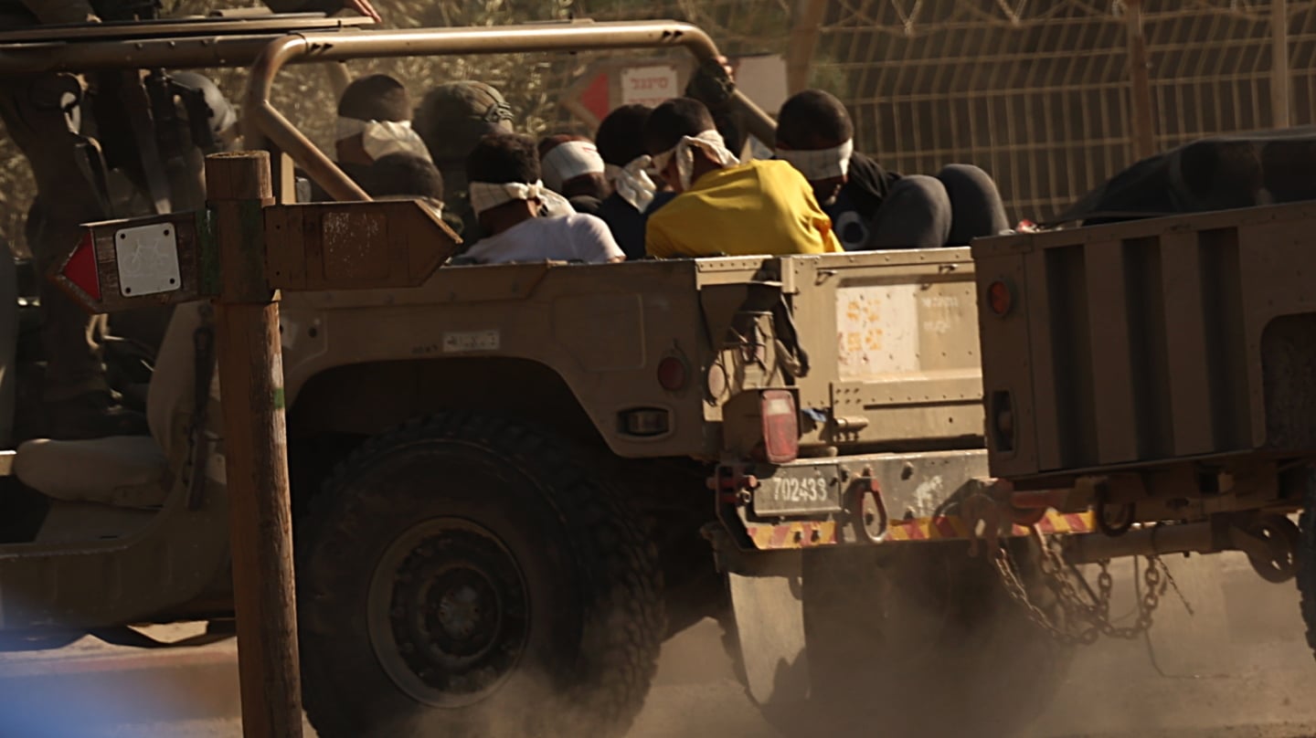 Presos palestinos vendados en una camioneta del Ejército israelí.