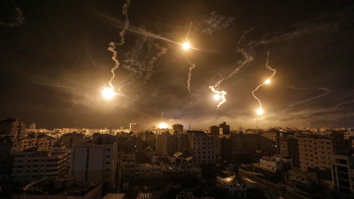 Bengalas del Ejército israelí iluminan el cielo de la Franja de Gaza