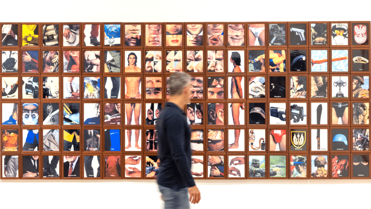 Un visitante contempla 'Museo del hombre' (1996), de Carmen Navarrete, este miércoles en el IVAM.