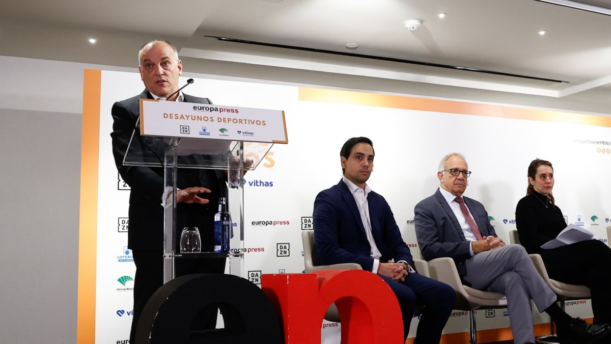 Javier Tebas, presidente de LaLiga, asiste durante el Desayuno Deportivo Europa Press dedicado a la Piratería en el Deporte celebrado en el Hotel Hyatt Regency